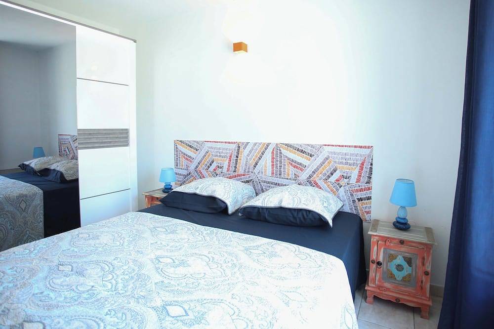 Spacious air-conditioned villa with pool on enclosed garden for 8 to 10 people. in Sérignan-du-Comtat, Vaucluse