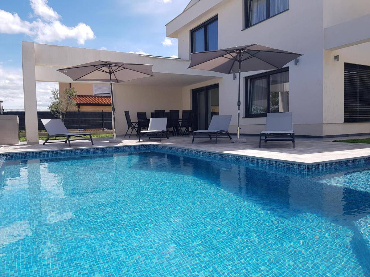 Villa Dorina in Kaštel (Plovanija), Buje
