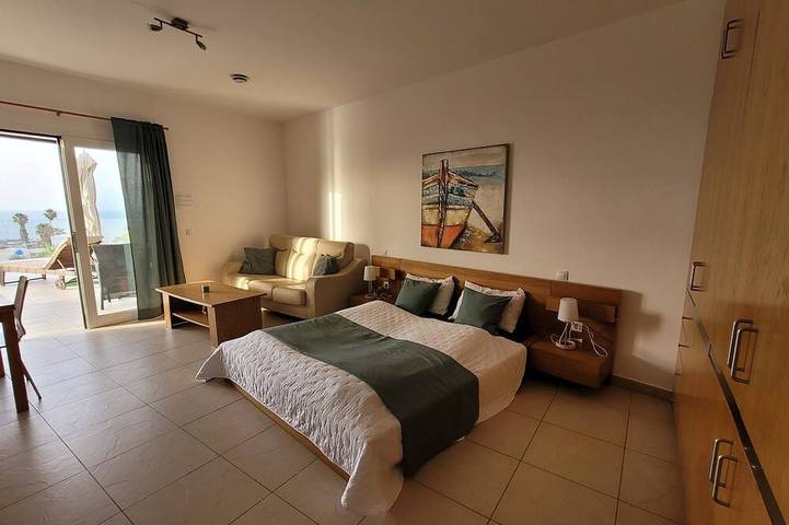 Appartement entier, Un hébergement moderne, une grande piscine, vue sur la mer, la télévision par satellite in La Asomada, Tías