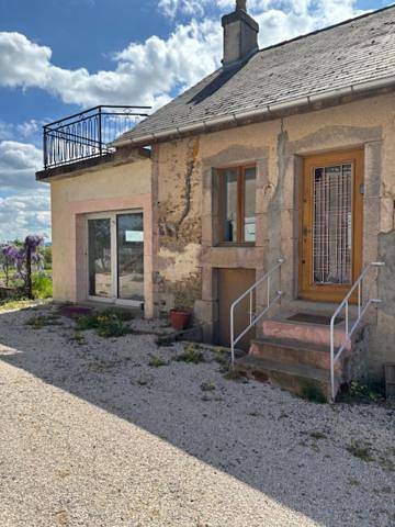 Gîte pour 3 personnes, avec Balcon et Terrasse ainsi que Jardin et Vue à Saint-Didier-sur-Arroux