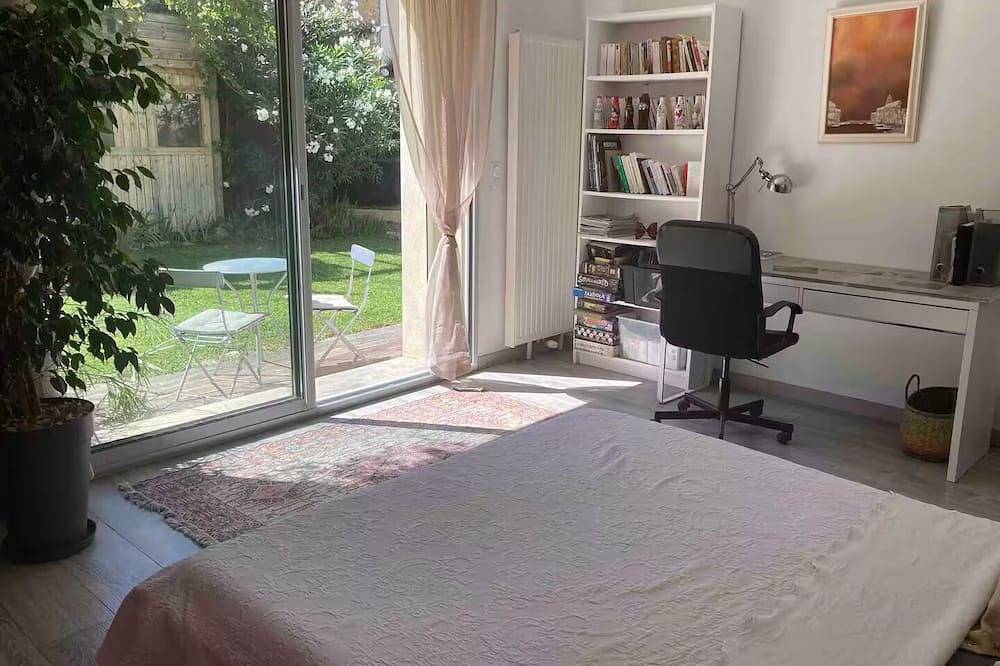 Appartement entier, Independent apartment in winemaker's house Poussan in Poussan, Côte d'Améthyste