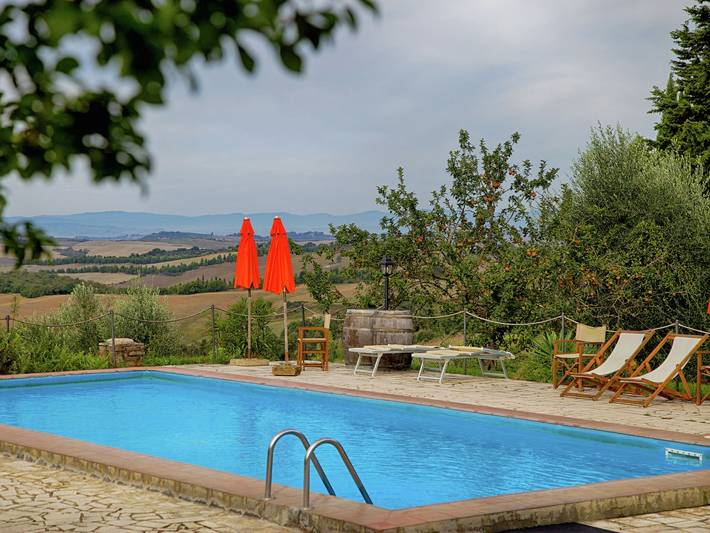 Agriturismo per 10 persone, con Terrazza e Giardino nonché Piscina a Trequanda