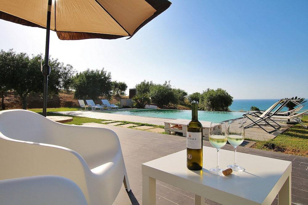 Grande proprietà, 2 ville moderne, piscina privata, golf, vista mare, Wifi in Campofelice di Roccella, Provincia di Palermo
