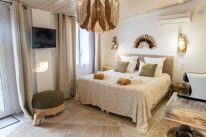 Chambre d’hôte pour 2 personnes, avec vue ainsi que jardin et piscine à Cotignac - 3