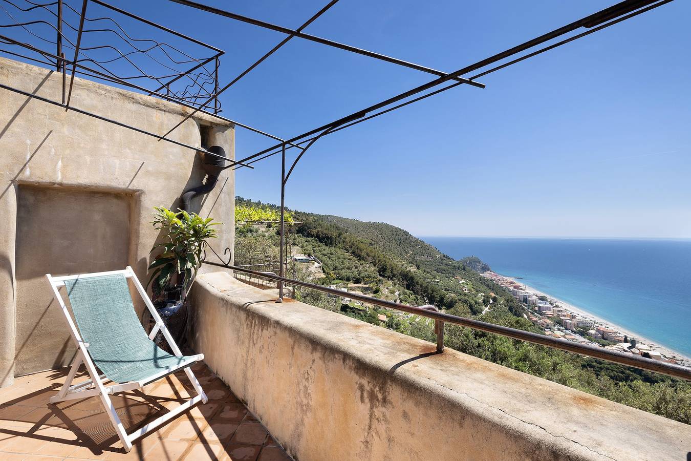 Appartamento intero, Appartamento 'Nespolo' con vista mare, Wi-Fi e aria condizionata in Varigotti, Comune di Finale Ligure