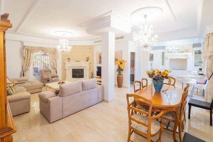 Villa Andaluza avec piscine et jardin privé in Alhaurín de la Torre, Costa del Sol