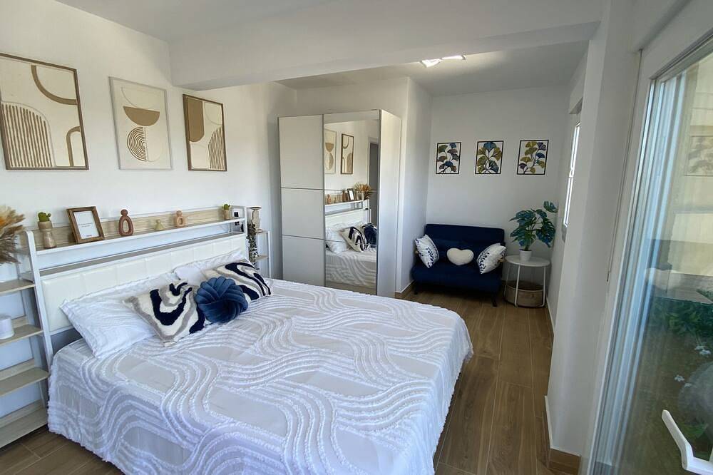 Entire apartment, The Rock Views Apartments 1 1 min walk from the border with Gibraltar in La Línea de la Concepción, Costa de la Luz