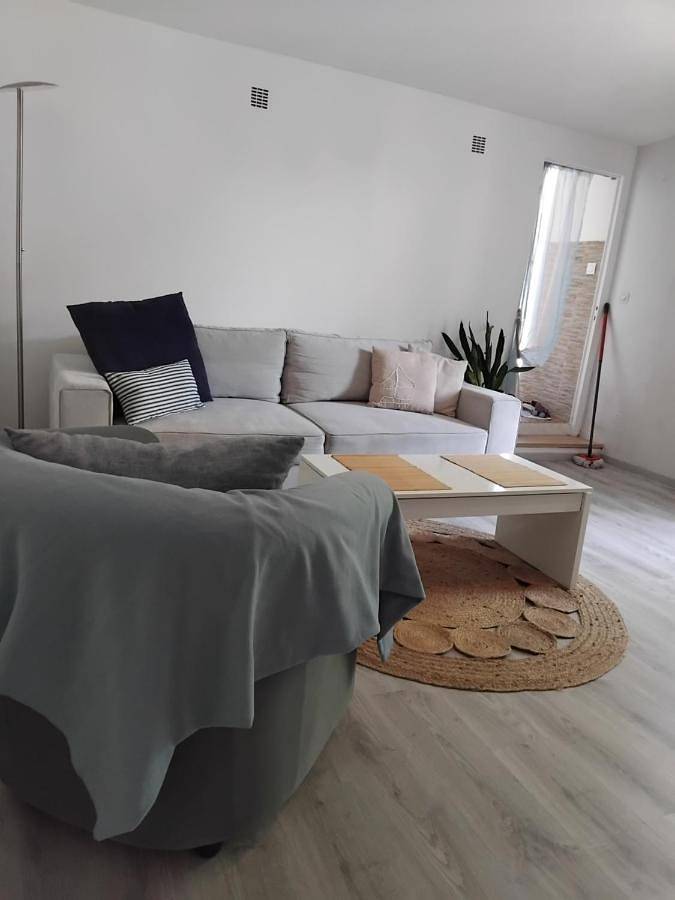 Location de vacances pour 3 personnes, avec jardin à Médis