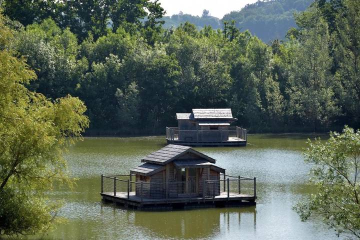 Gîte pour 4 personnes, avec terrasse et vue ainsi que jardin et vue sur le lac, animaux acceptés à Douzains