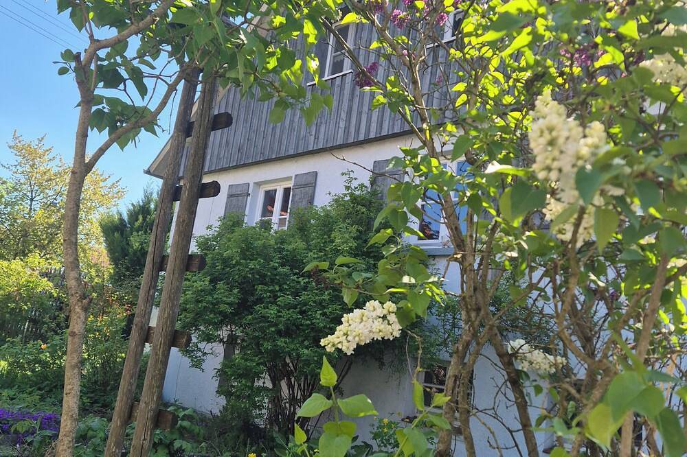 Maison Fuchs - Fantastisches Bauernhaus und Blumengarten, Wifi und Bbq in Sonnenbühl, Albsteig Etappe 11