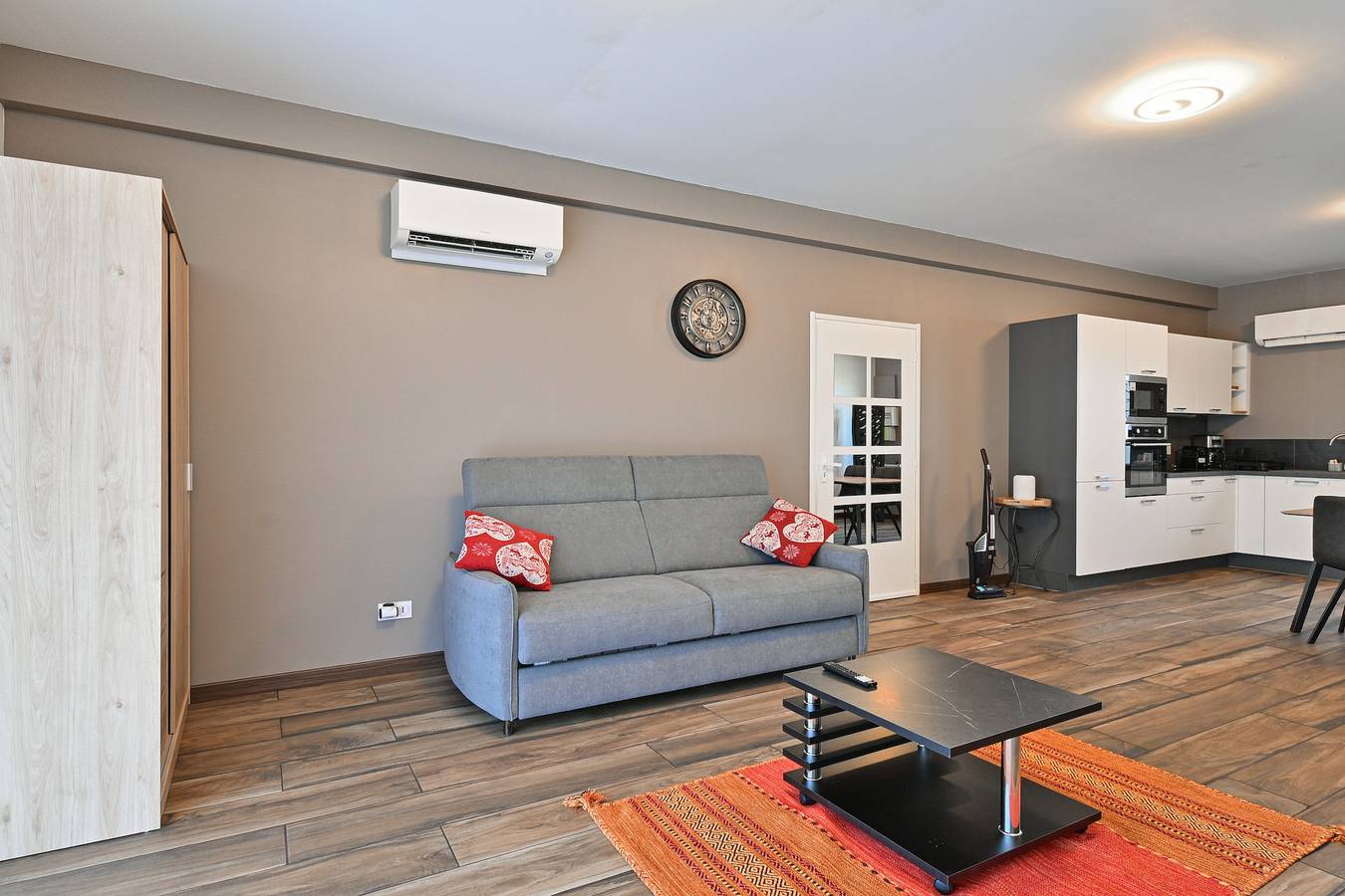 Appartement entier, Annecy : Studio rénové et Design 42 m² - Wi-Fi et Climatisation in Seynod, Annecy (commune)