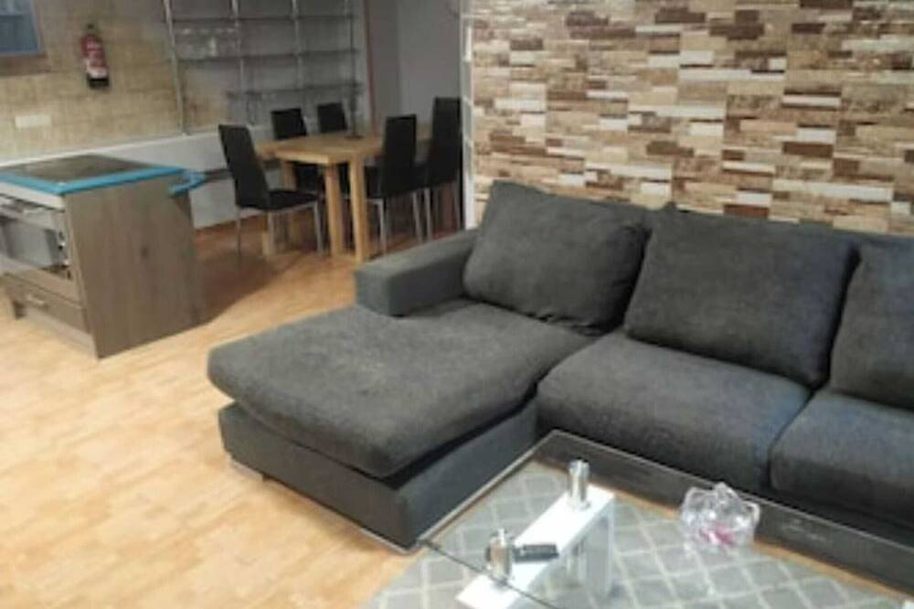 Entire apartment, Apt 3 Deluxe 3 Rooms in Barajas, Madrid