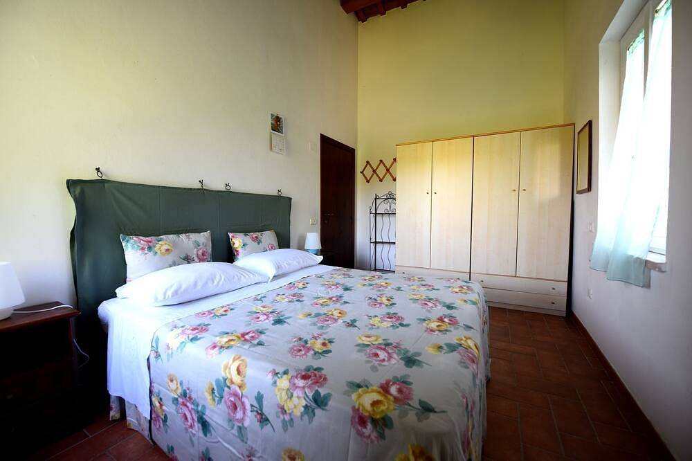 Cosy apartment in villa for 5 guests with Wifi, pool, Tv and panoramic view, close to Urbino in Urbino, Pesaro-Urbino