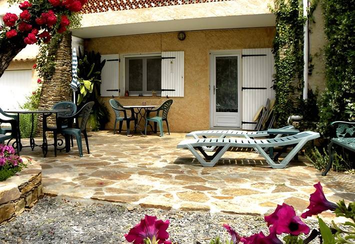 Gîte pour 2 personnes, avec jardin ainsi que piscine et terrasse à Grimaud