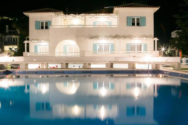 Appart’hôtel pour 4 personnes, avec vue ainsi que jardin et piscine