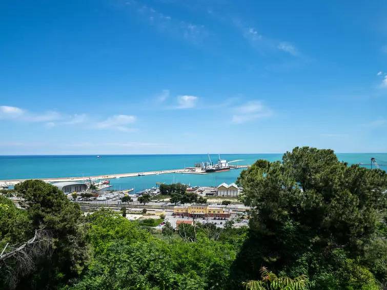 Appartement entier, Appartement en bord de mer avec TV et balcon, à 1 km de la plage in Ortona, Ortona (Commune)