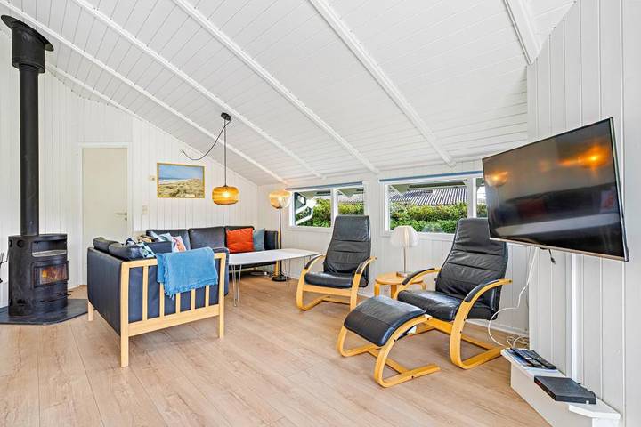 Beach-close holiday home with sauna, hot tub and beautiful terrace in Bjerregård, Holmsland Klit