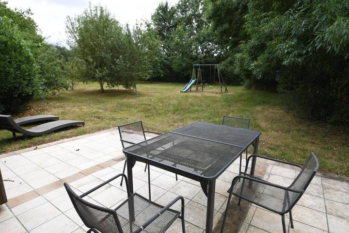 Location de vacances pour 8 personnes, avec vue ainsi que jardin et piscine à Argenton-les-Vallées - 2