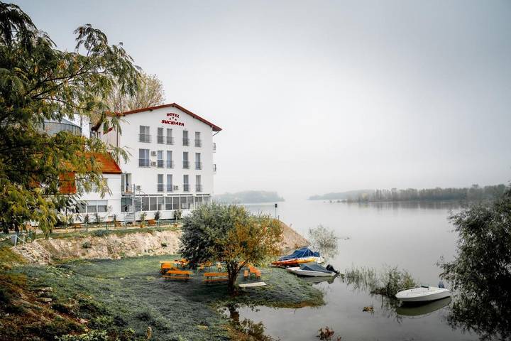 Hôtel pour 3 personnes, avec jardin et vue ainsi que vue sur le lac et piscine
