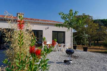 Gîte pour 4 personnes, avec vue ainsi que jardin et terrasse à Laurac-en-Vivarais