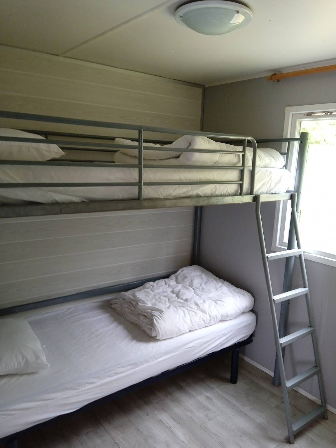 Mobilhome "Home" met privéterras in Plounévézel, Châteaulin en omgeving