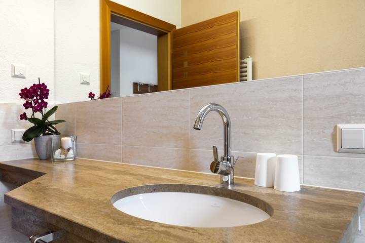 Hel lejlighed, Apartment 'Ausserglieshof Wohnung Weißkugel' with Mountain View, Shared Garden and Wi-Fi in Mals, Saldurkamm