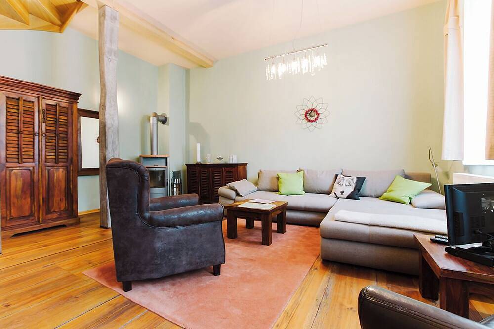 Ganze Wohnung, Wohnung 1 · Stille – Ruhige Ferienwohnung mit Kamin im gräflichen Forsthaus in Temmen-Ringenwalde, Barnimerland Region