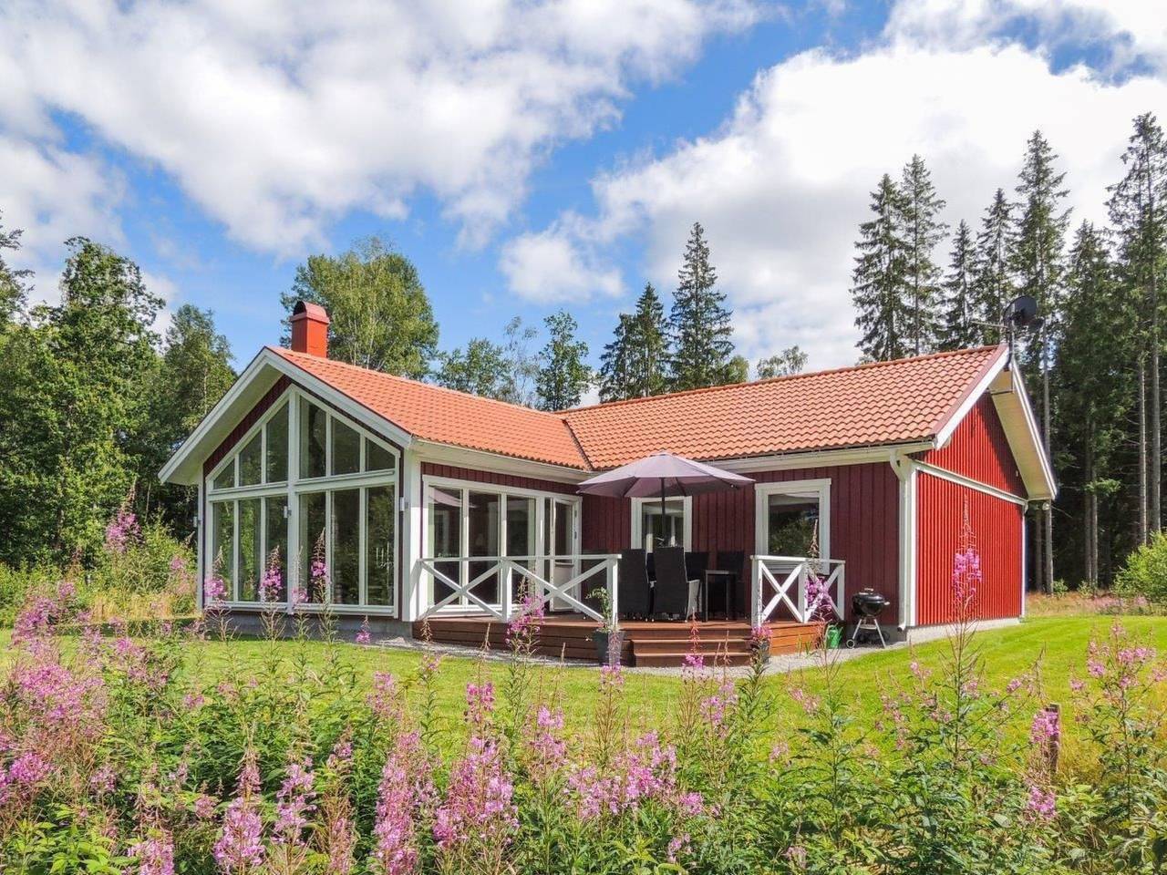 Modernes Haus mit hellem Dekor, mit Blick auf den See in Tiken, Kronoberg