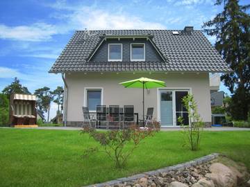 Ferienhaus für 9 Personen, mit Terrasse und Sauna sowie Seeblick und Garten an der Müritz