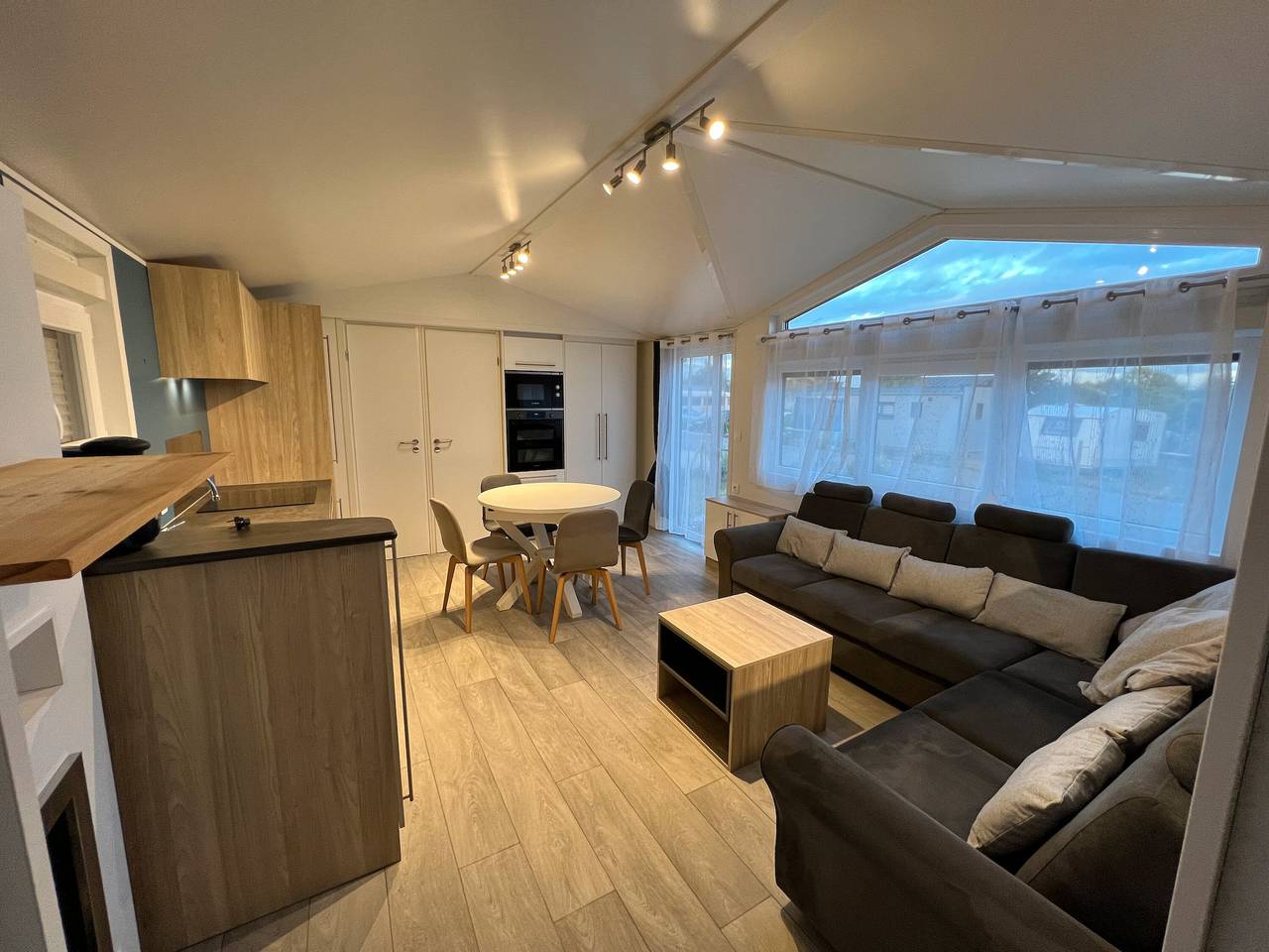 Mobilheim 'Mobil Home 4 Saisons Saint-Jacques' mit privater Terrasse, privatem Garten und Wi-Fi in Sarzeau, Côte des Mégalithes