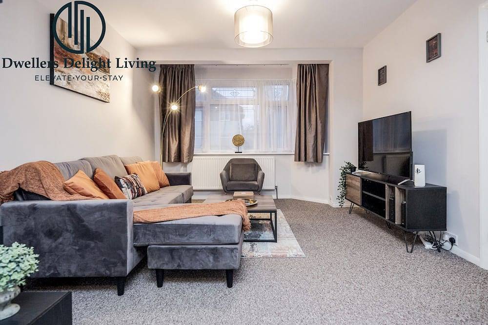Stunning ☆ 3 Bedroom  ☆ 2 Bath house Hainault /Greater London☆ in Redbridge, London