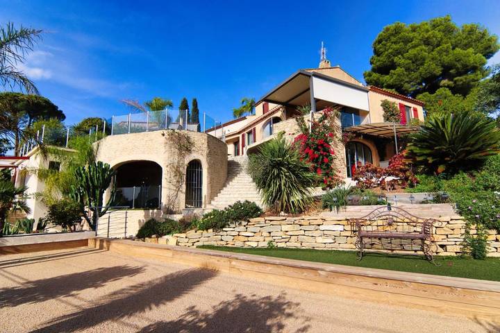 Location de vacances pour 3 personnes, avec piscine ainsi que terrasse et jardin dans Parc national des Calanques - 2