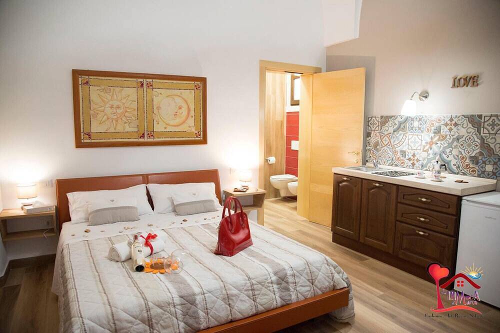 Appartement entier, Appartement 'La Dimora Di Marco - Sole e Luna' avec terrasse partagée, Wi-Fi et climatisation in Melendugno, Province de Lecce