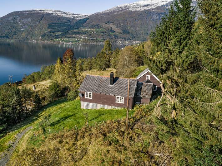 Feriehus for 5 personer, Terrasse og Hage i tillegg til Utsikt og Innsjøutsikt i Olden