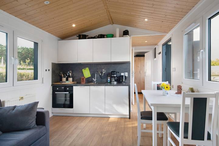 Hel ferielejlighed, Tiny Home 'Haus Barsch' with Lake View, Wi-Fi and Air Conditioning in Lohmen, Mecklenburgische Seenplatte