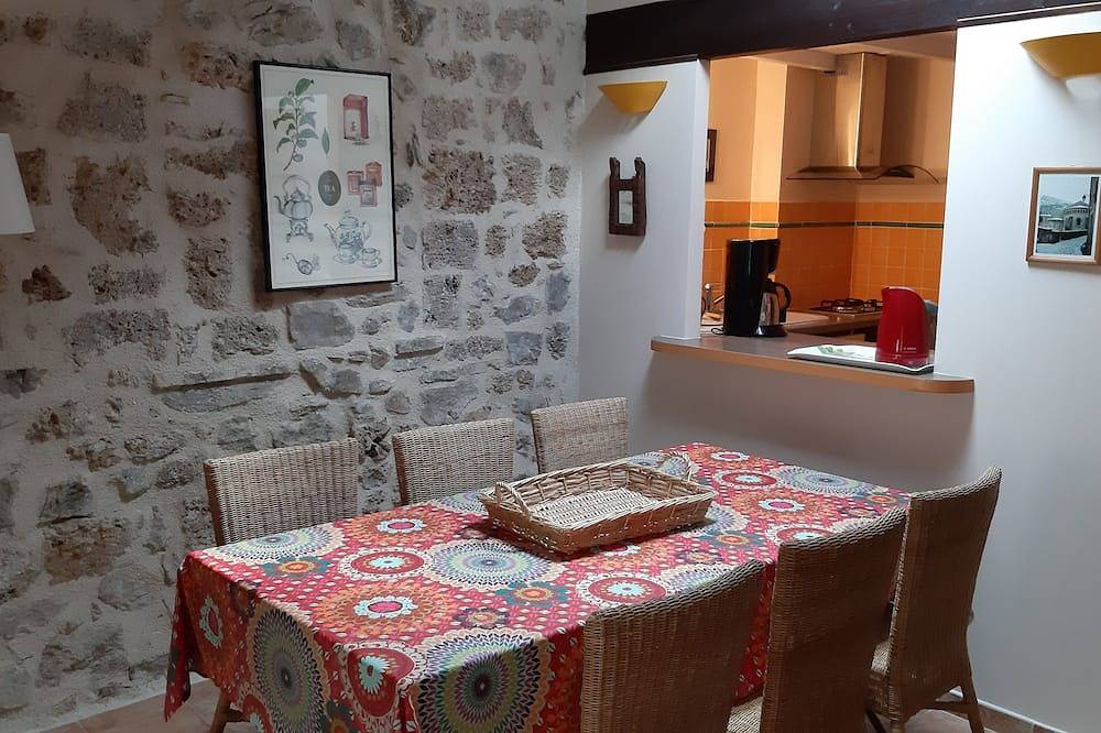 Apartamento entero, Gîte le Lieu Plaisant. 3 stars. Inner courtyard. In Saint Guilhem-le-Desert. in Saint-Guilhem-le-Désert, Región de Lodève