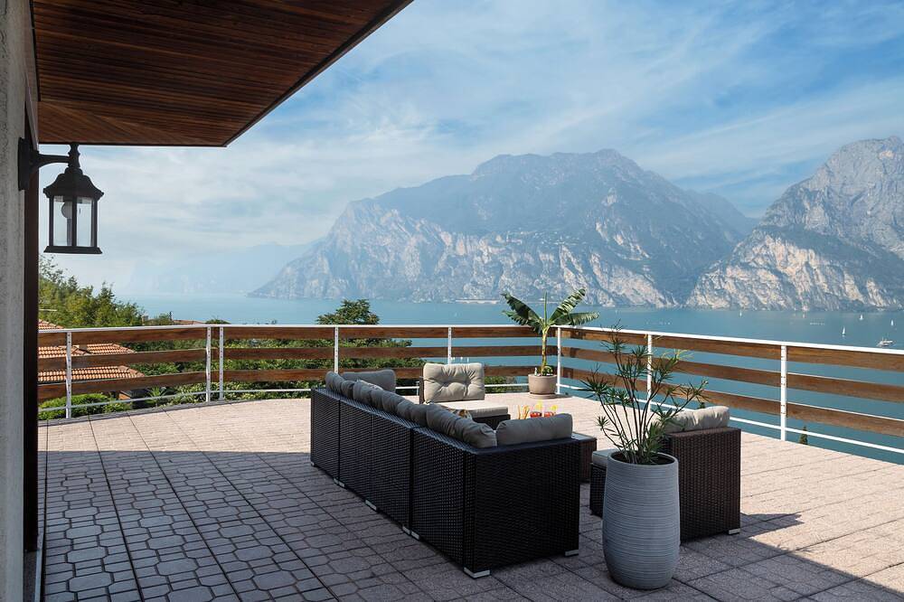 Ganze Wohnung, Exklusive Residenz in Torbole mit atemberaubender Aussicht, große Terrasse. in Torbole, Nago-Torbole
