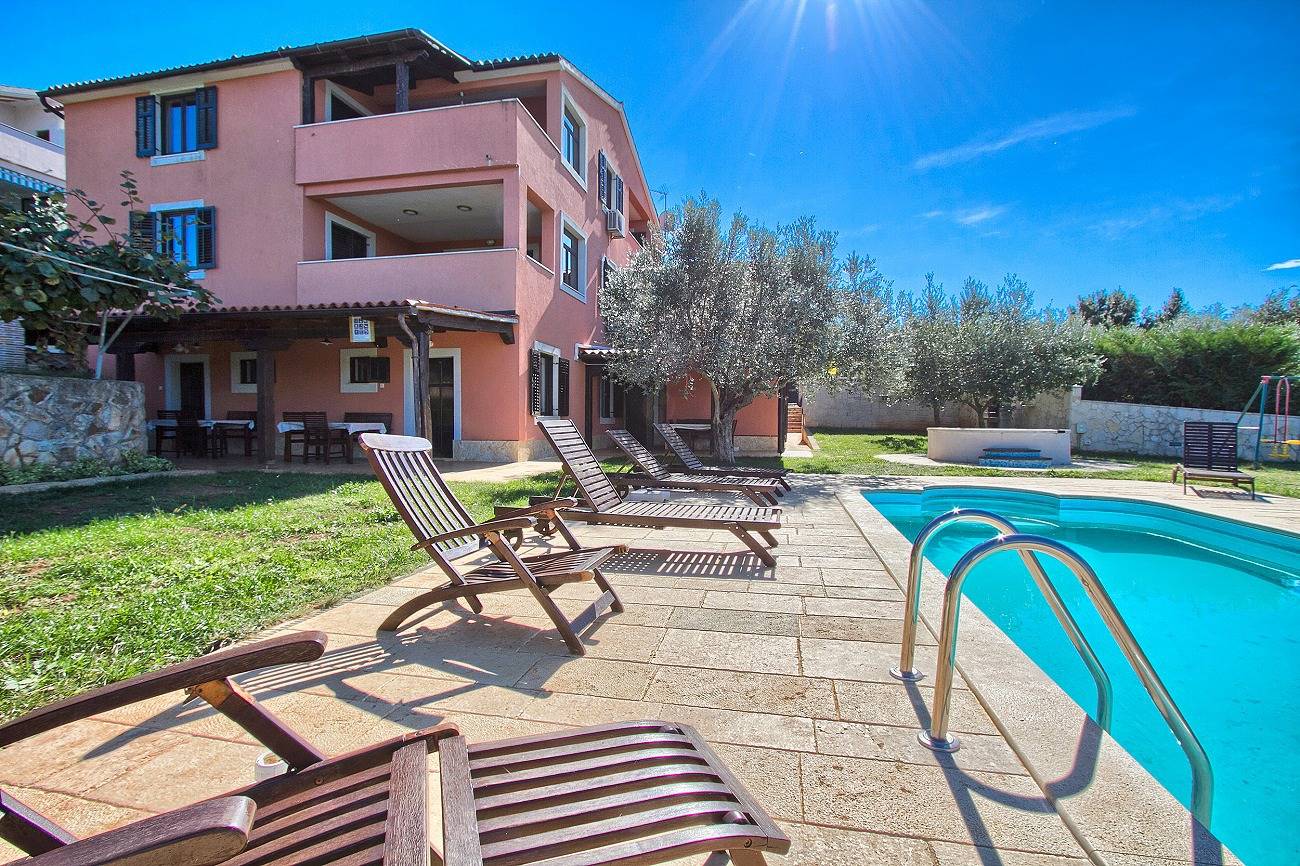 Ganze Wohnung, 400 Meter zum Strand mit Pool, Jacuzzi, Sonnenterrasse, Tischtennis in Banjole, Südküste Istrien