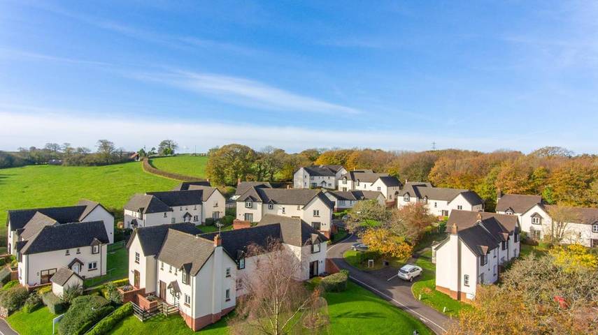 Resort for 3 people, with sauna and garden as well as hot tub and pool, with pets in Devon