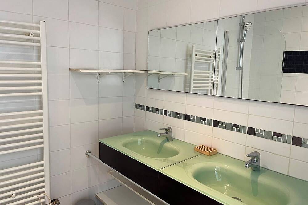 Apartamento entero, Apartment in a Basque-style house, with a tree-lined garden, pool, hot tub, and ocean views; ideal for 6 people. in Briscous, Region de Bayona