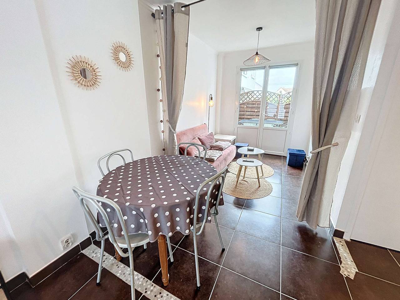 Appartement entier, Appartement Rdc près de la plage avec terrasse et Wi-Fi in Jullouville, Côte de la Déroute