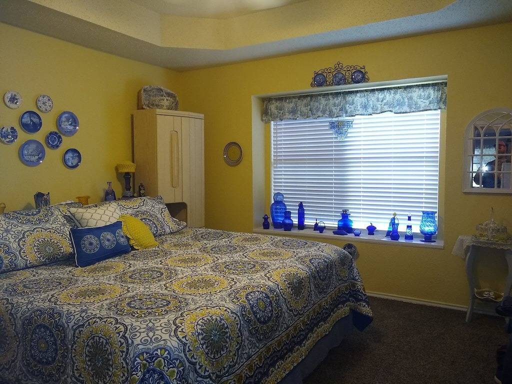 On beautiful small private lake, less than 1 mile to First Monday shopping in Canton, Van Zandt County