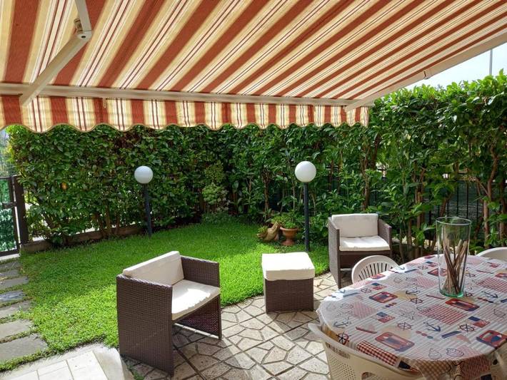 Appartamento per 4 persone, con panorama e piscina nonché giardino, adatto a famiglie con bambini a Sant'Anna (Catane)