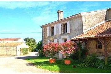 Location de vacances pour 10 personnes, avec jardin, animaux acceptés à Saint-Hilaire-de-Villefranche