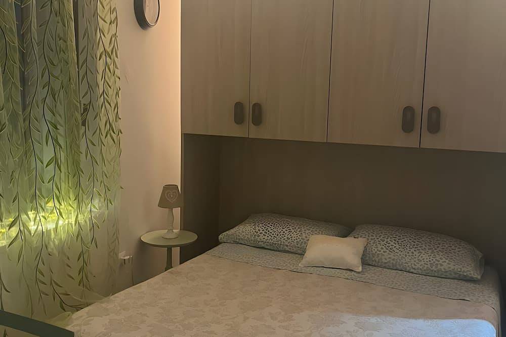 Entire apartment, Guest House 'La Colonnina' with Shared Garden, Wi-Fi and Air Conditioning in Minturno, Latina Province