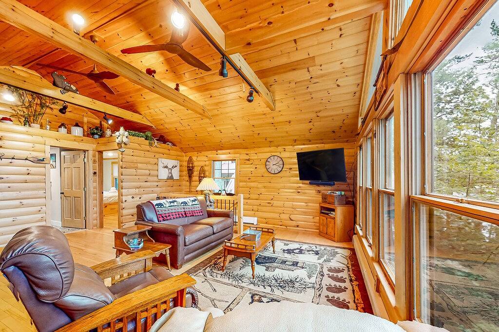 Lakefront home with lovely lake views - one mile from the casino in Oxford County