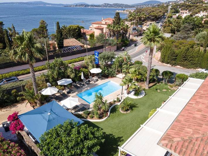 Hôtel pour 2 personnes, avec Terrasse ainsi que Jardin et Piscine