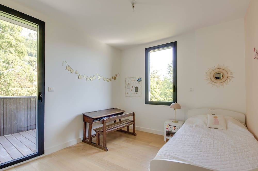Maison Veyrier, 150m from the lake, breathtaking view of the lake and mountains, sleeps 10 in Veyrier-du-Lac, Annecy region