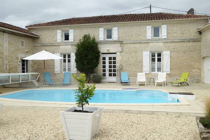 Gîte pour 6 personnes, avec terrasse à Saint-Amant-de-Nouère