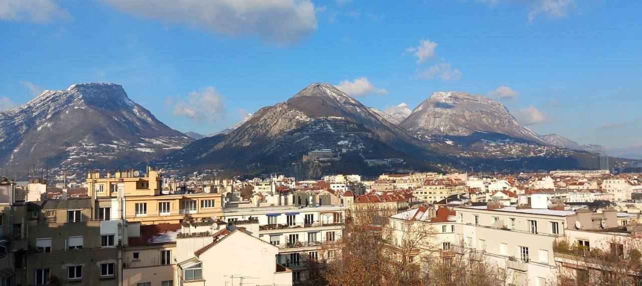 Espace privé, balcon vue montagnes pour 1 à 4 personnes in Grenoble, Isère